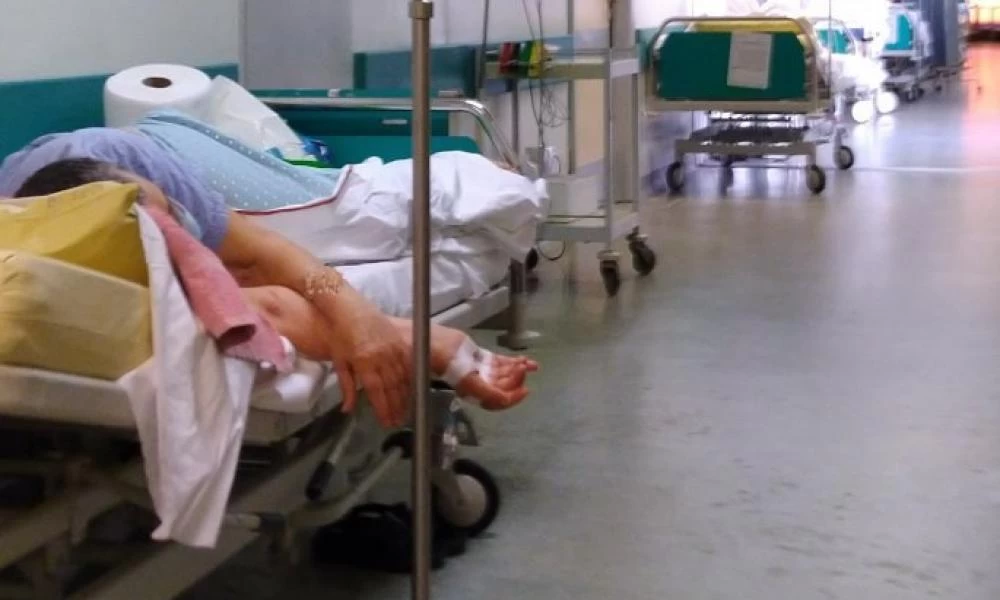 Υγειονομική βόμβα το Αττικόν: Πάλι με ράντζα στους διαδρόμους